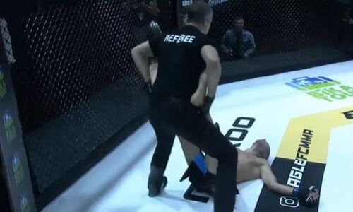 Казахстанского бойца жестко «усыпили» на турнире промоушна Хабиба. Видео