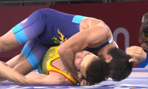 «Было больно». Казахстанский борец укусил соперника в схватке за финал Олимпиады-2020. Фото и видео