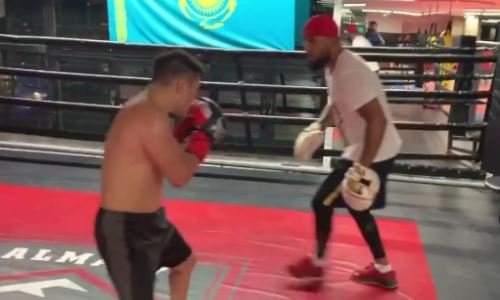 Жалгас Жумагулов продемонстрировал технику ударов в стойке. Видео