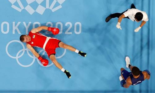 Видео сенсационного нокаута чемпиона мира по боксу в финале Олимпиады-2020