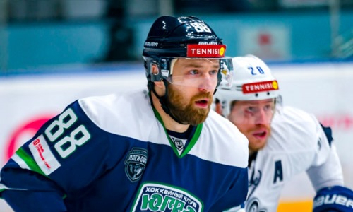 «Триумфальный сезон». Казахстанский форвард объяснил решение остаться в клубе ВХЛ и вспомнил выступления за «Барыс»