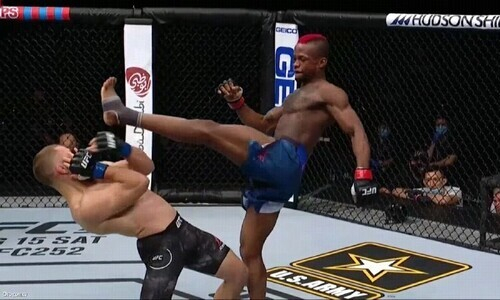 «Будут мне в голову пинать, снова „Матрицу“ покажу». Уроженец Казахстана из UFC раскрыл секрет своего суперприема. Видео