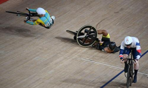 Появилось видео жесткого падения казахстанского велогонщика на Олимпиаде-2020