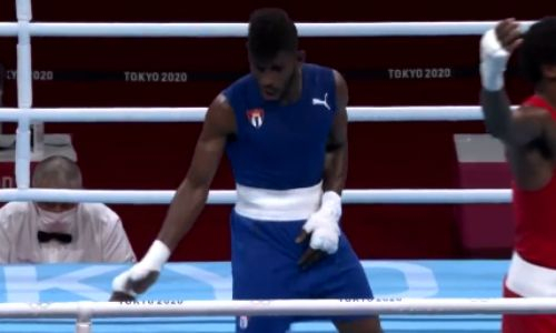 Боксер отпраздновал «золото» Олимпиады-2020 «лунной походкой» Майкла Джексона прямо в ринге. Видео