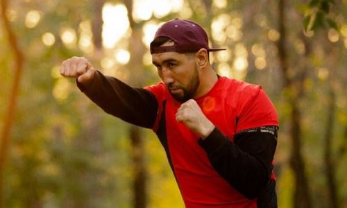 Казахстанский боксер с тремя титулами заинтриговал болельщиков. Видео