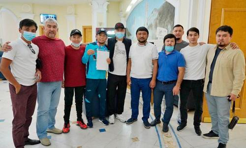 Бронзовому призеру Олимпиады в Токио подарили автомобиль после возвращения в Казахстан. Видео