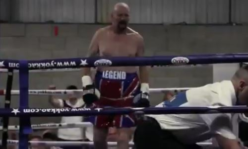 Старейший боксер мира завершил карьеру тремя нокдаунами и завоеванием титула. Видео