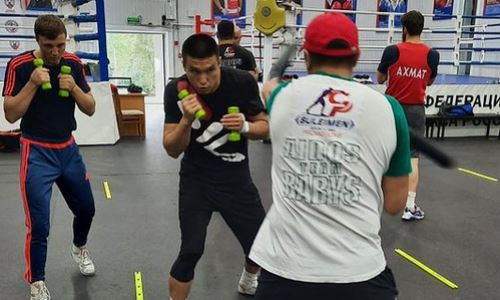 Непобежденные казахстанские боксеры продолжают тренировки в Москве