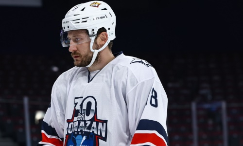 «Ловлю момент». Хоккеист сборной Казахстана сравнил свою роль в «Барысе» и новом клубе КХЛ