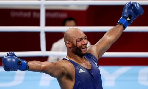 «Коллега» Кункабаева по Олимпиаде-2020 похвастался медалью перед Джошуа. Фото