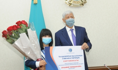 Двум казахстанским призерам Олимпиады-2020 подарили квартиры. Фото