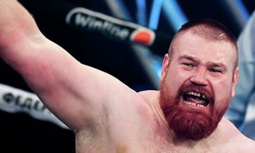 Скандальный российский боец обмазался грязью и провел тренировку на природе. Видео