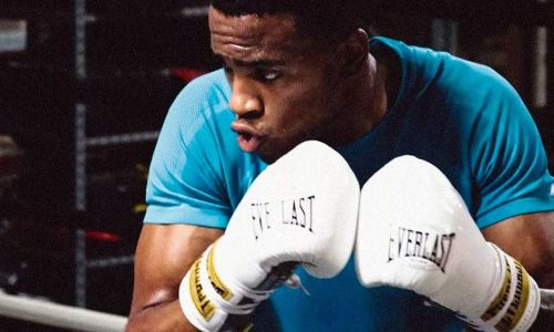 Сын бывшего чемпиона UFC нокаутом за восемь секунд дебютировал в кикбоксинге. Видео