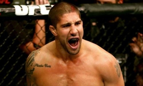 «Страшное зрелище». Экс-боец UFC вытащил четверых детей из автомобиля после жуткой аварии