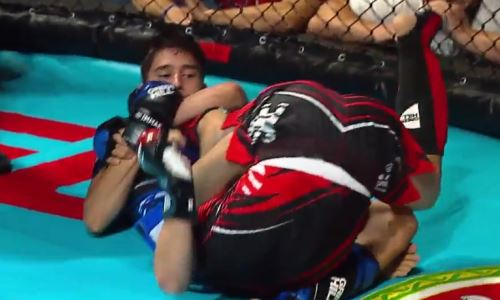 Казахский боец победил россиянина редким болевым приемом. Видео