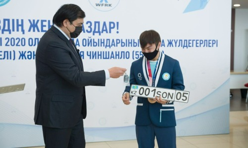 Казахстанским тяжелоатлетам вручили роскошные авто за медали Олимпиады-2020. Фото