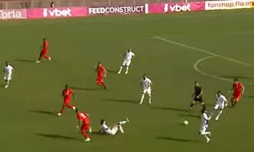 Защитник сборной Казахстана в подкате отдал голевую передачу и помог зарубежному клубу обыграть лидера. Видео