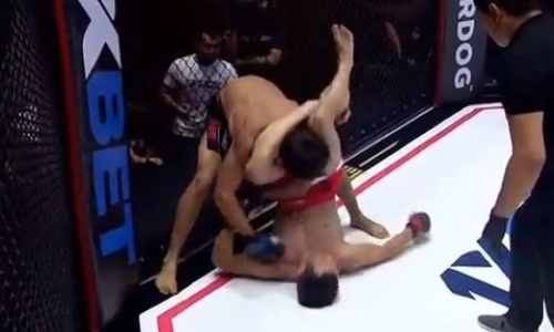 Казахстанский боец финишировал непобежденного соперника за 62 секунды на турнире Brave CF 53