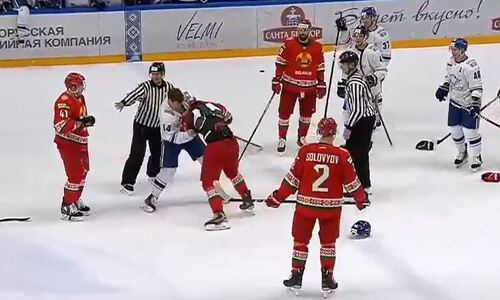 «Он ударил, и я уже сбросил перчатки». Форвард сборной Беларуси рассказал о драке с Дицем и назвал победителя