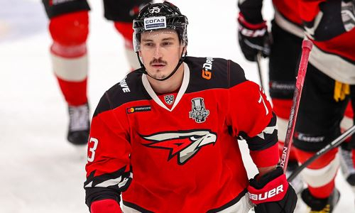 Известный защитник с 570 матчами в КХЛ покинул клуб хоккеиста сборной Казахстана