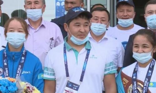 Призёры чемпионата мира по борьбе среди юниоров вернулись в Туркестан