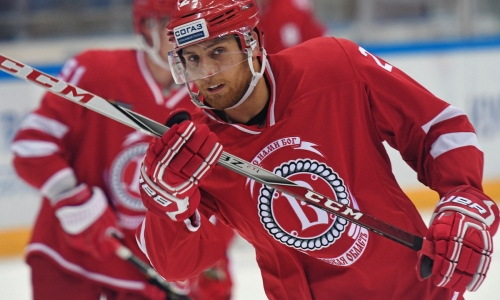 У защитника сборной Казахстана появилось два чешских конкурента в клубе КХЛ