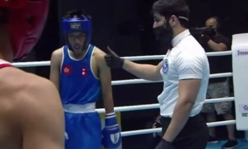 Как казахстанский боксер «дисквалифицировал» соперника и вышел в финал МЧА-2021. Видео