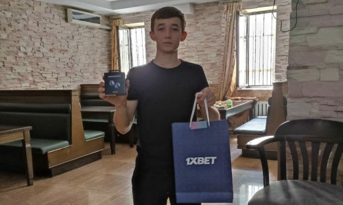 Триумфаторы акции 1xEuro в Казахстане получили свои призы