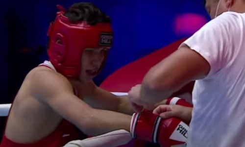 Нокдауны от Узбекистана и Индии. Казахстанские боксеры удивили в полуфиналах молодежного ЧА-2021. Видео