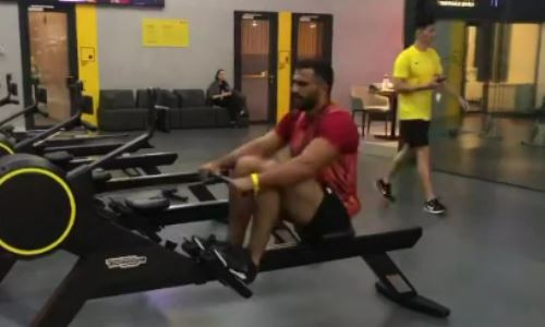 Казахстанский тяжеловес возобновил тренировки после срыва боя. Видео