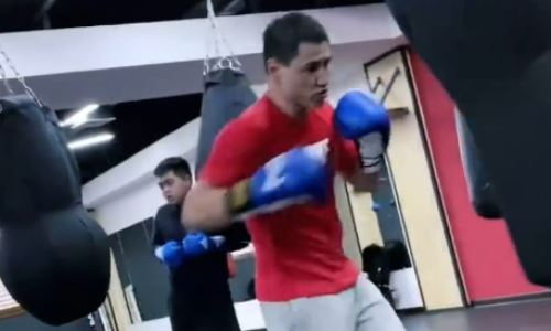 Казахстанский боксер с 24 победами продолжает тренировки после потери титула WBO. Видео