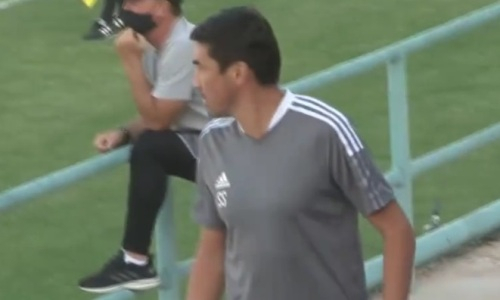 «Гон**ны, нах**». У Самата Смакова сдали нервы во время матча КПЛ. Видео