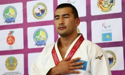 В Сеть выложили милое фото главного фаната призера Паралимпиады-2020 из Казахстана