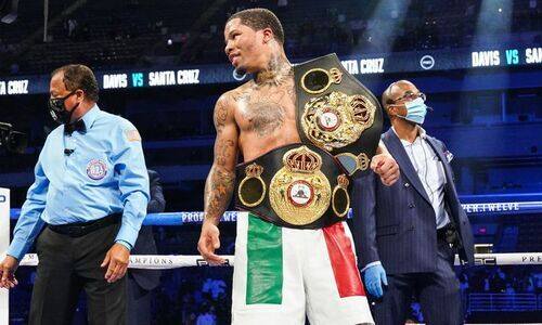 Непобежденного чемпиона мира лишили одного из трех поясов. Скоро придется отказаться и от второго