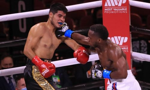 Обидчик казахстанского боксера уронил и нокаутировал мексиканца. Видео