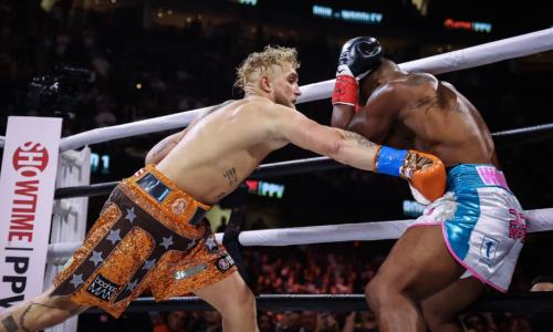 Блогер Джейк Пол победил экс-чемпиона UFC Тайрона Вудли в главном бою вечера бокса в США. Видео