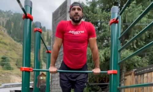 Казахстанский нокаутер продемонстрировал мастерство работы на турнике. Видео