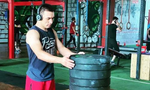 Казахстанский файтер продолжает подготовку к бою со «Львом» из Таджикистана. Видео