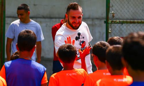 Лидер «Астаны» посетил родной клуб. Фото и видео