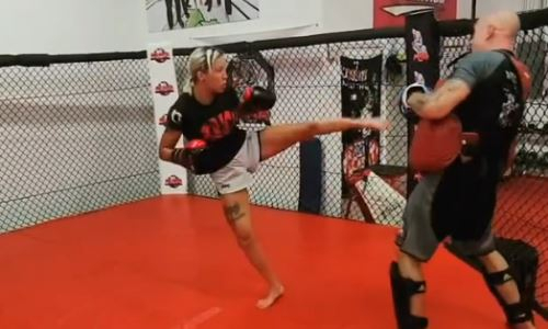Первая казахстанка в UFC продолжает подготовку к бою с «Колумбийской королевой». Видео