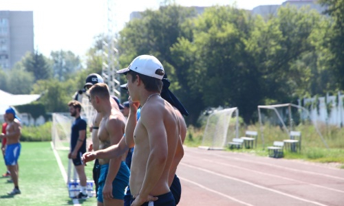 Хоккеисты «Торпедо» провели тренировку на стадионе «Алтай». Фото
