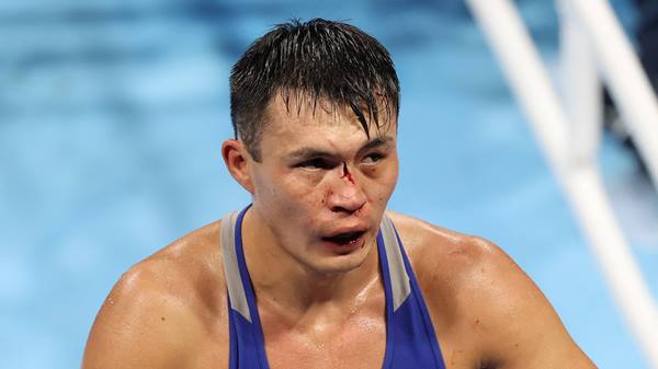 Капитану сборной Казахстана по боксу сломали нос на Олимпиаде в Токио. Фото