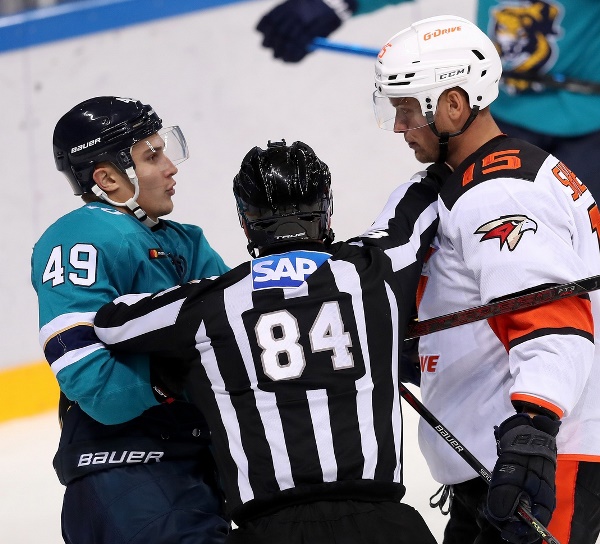 «Авангард» показал взгляд хоккеиста сборной Казахстана на случай важных переговоров. Фото