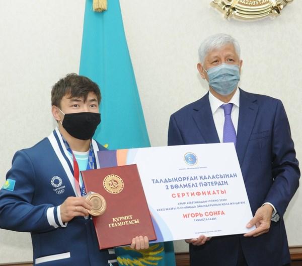 Двум казахстанским призерам Олимпиады-2020 подарили квартиры. Фото