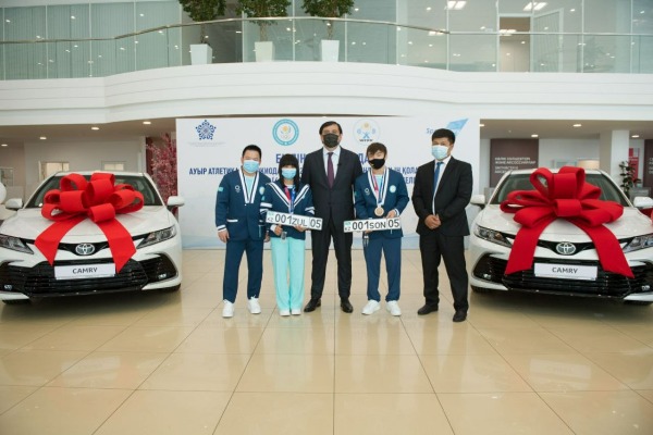 Казахстанским тяжелоатлетам вручили роскошные авто за медали Олимпиады-2020. Фото