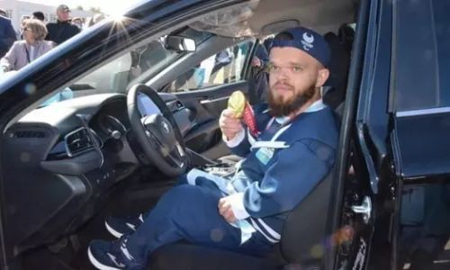Принесший «золото» Паралимпиады в Токио пауэрлифтер получил весомые подарки после возвращения в Казахстан