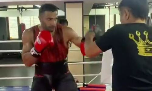 Казахстанский тяжеловес показал видео работы на лапах с тренером