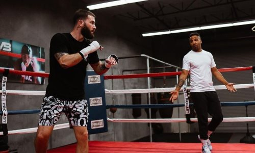 Легендарный боксер показал чемпиону мира способы побить «Канело»