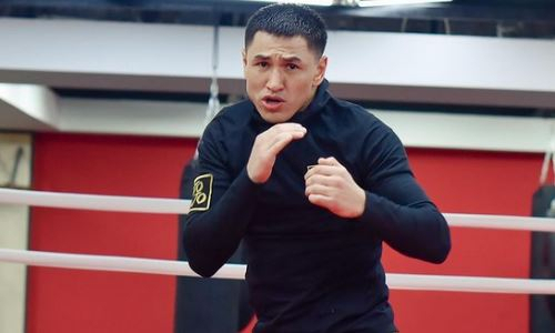 Казахстанский боксер после драки на улице нокаутировал популярного блогера. Видео