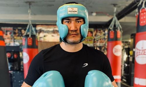 Казахстанский боксер показал фото с «самым техничным и быстрым» супертяжем в мире